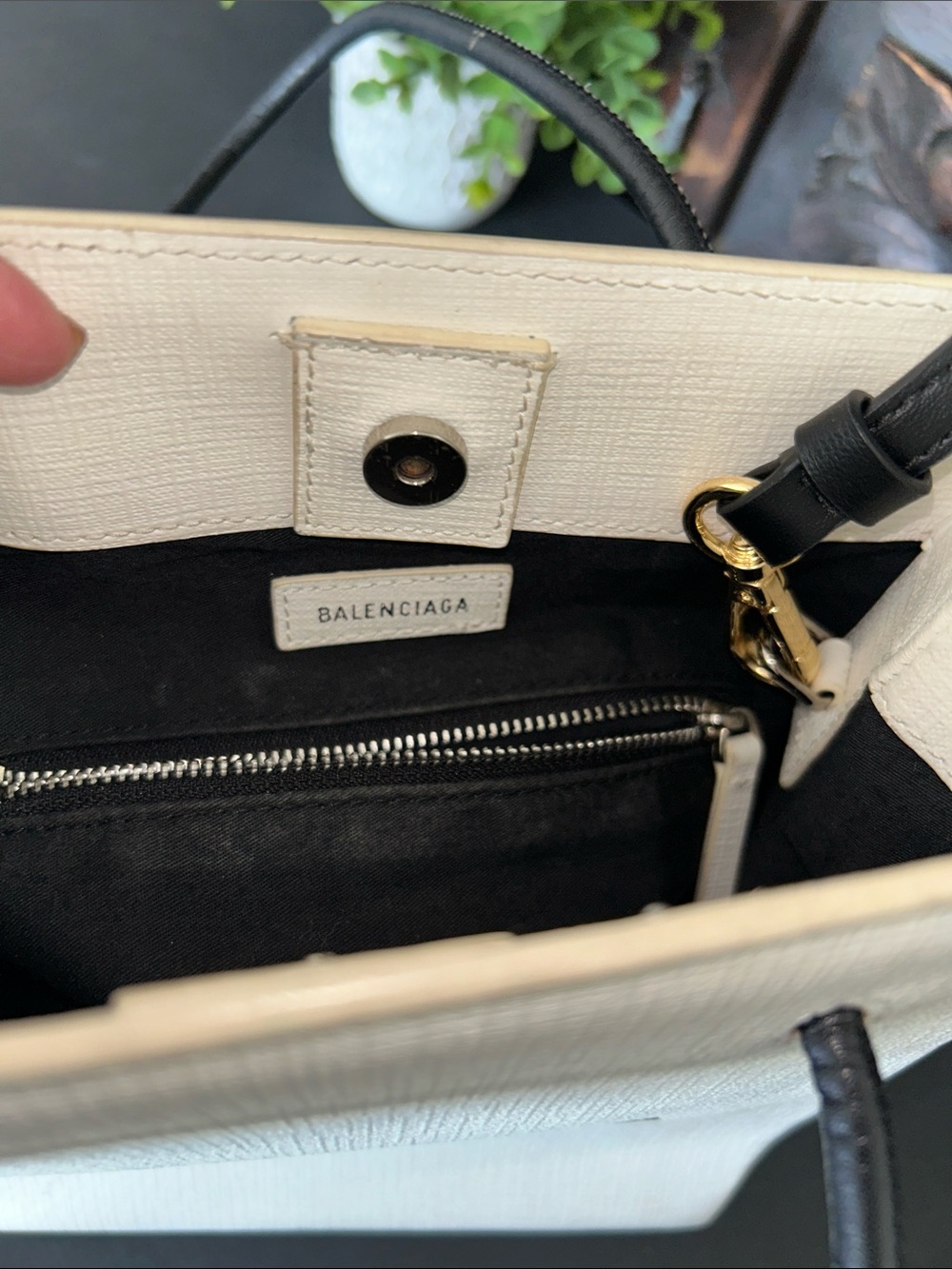 Beautiful White Canvas Crossbody with Black Handles - Picture 14 of 14